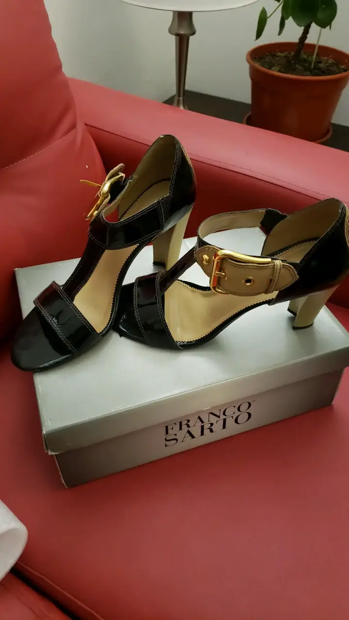 Sandalias de tacón negro Franco Sarto con hebilla dorada - 3