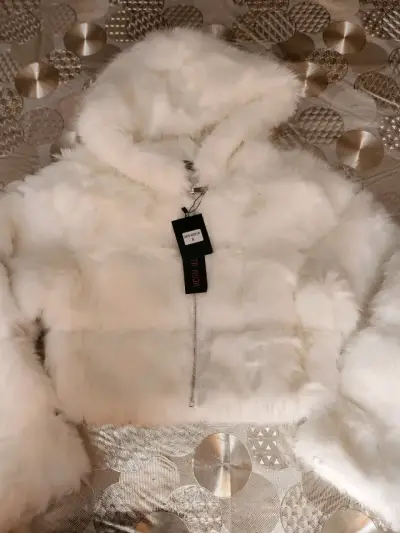 Chaqueta de piel sintética blanca con capucha - miniatura 1