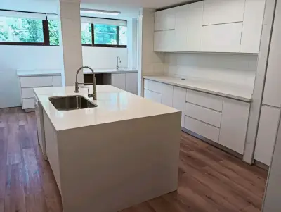 Cocina Modular Blanca con Isla y Encimeras - miniatura 1