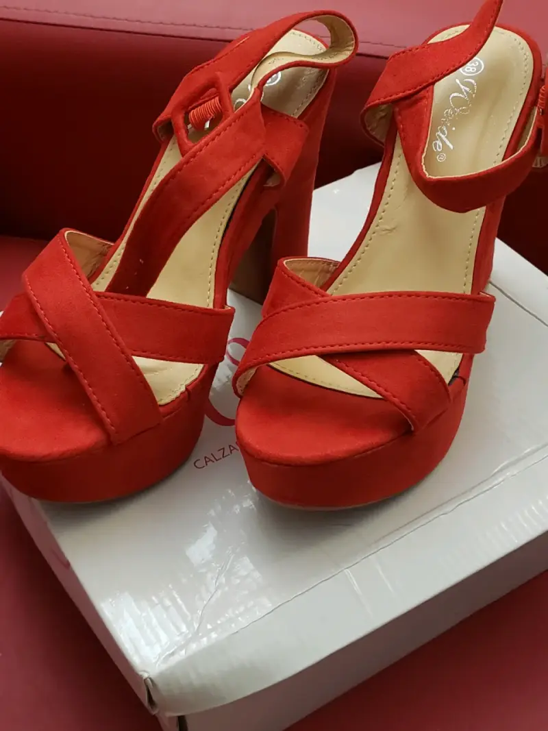 Sandalias de tacón alto rojas elegantes - 1