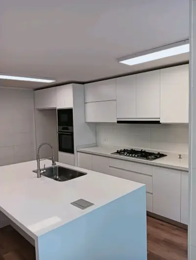 Cocina Modular Blanca con Isla y Encimeras - miniatura 2