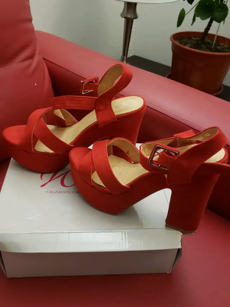 Sandalias de tacón alto rojas elegantes - 2