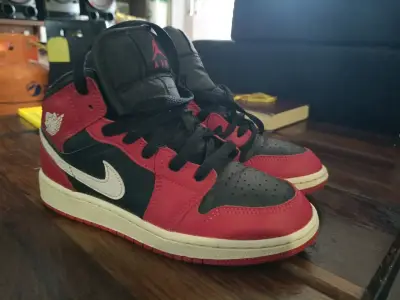 Zapatillas deportivas Nike Air Jordan rojas y negras - miniatura 1