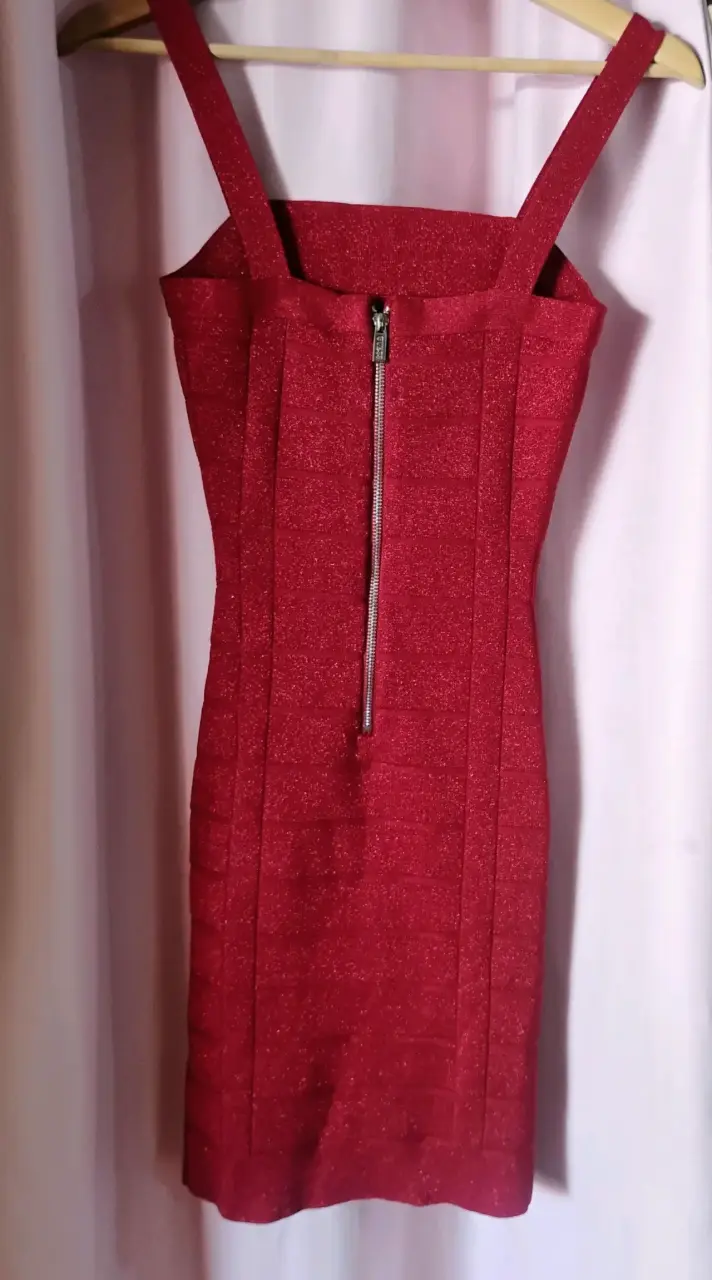 Vestido rojo ajustado Guess con brillo - 2