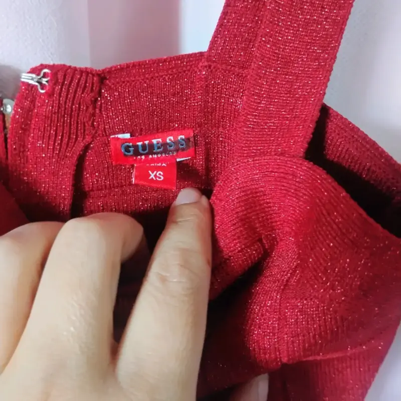 Vestido rojo ajustado Guess con brillo - 3