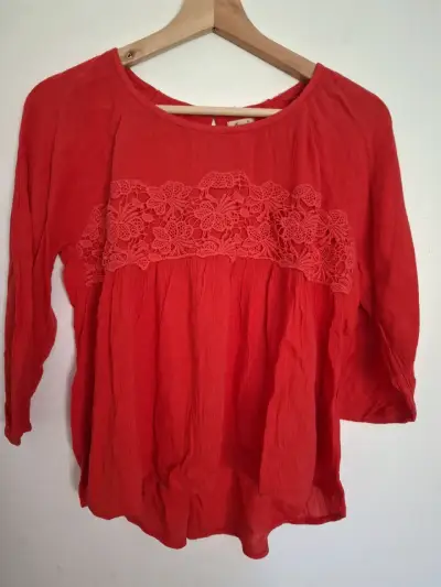 Blusa Roja de Encaje para Mujer - miniatura 2