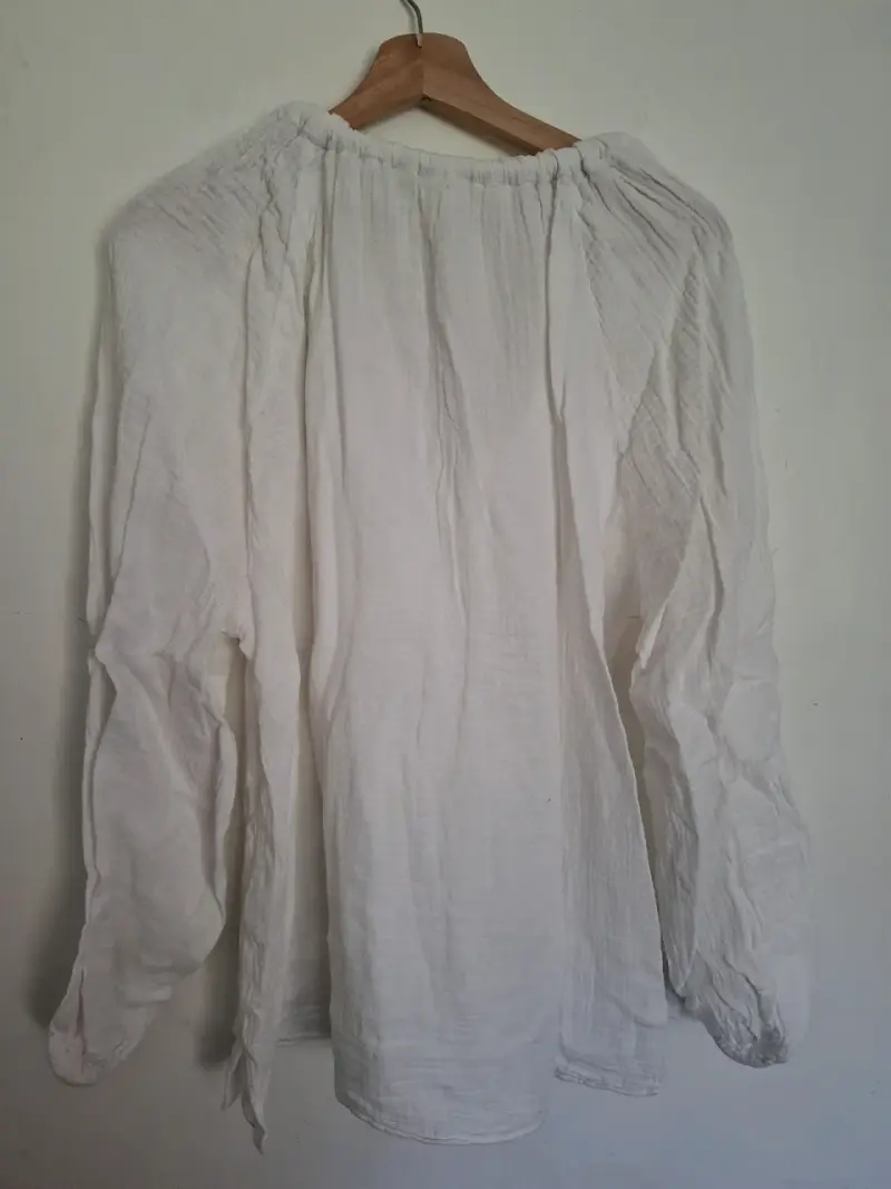Blusa blanca de lino con cuello nudo marinero - 3