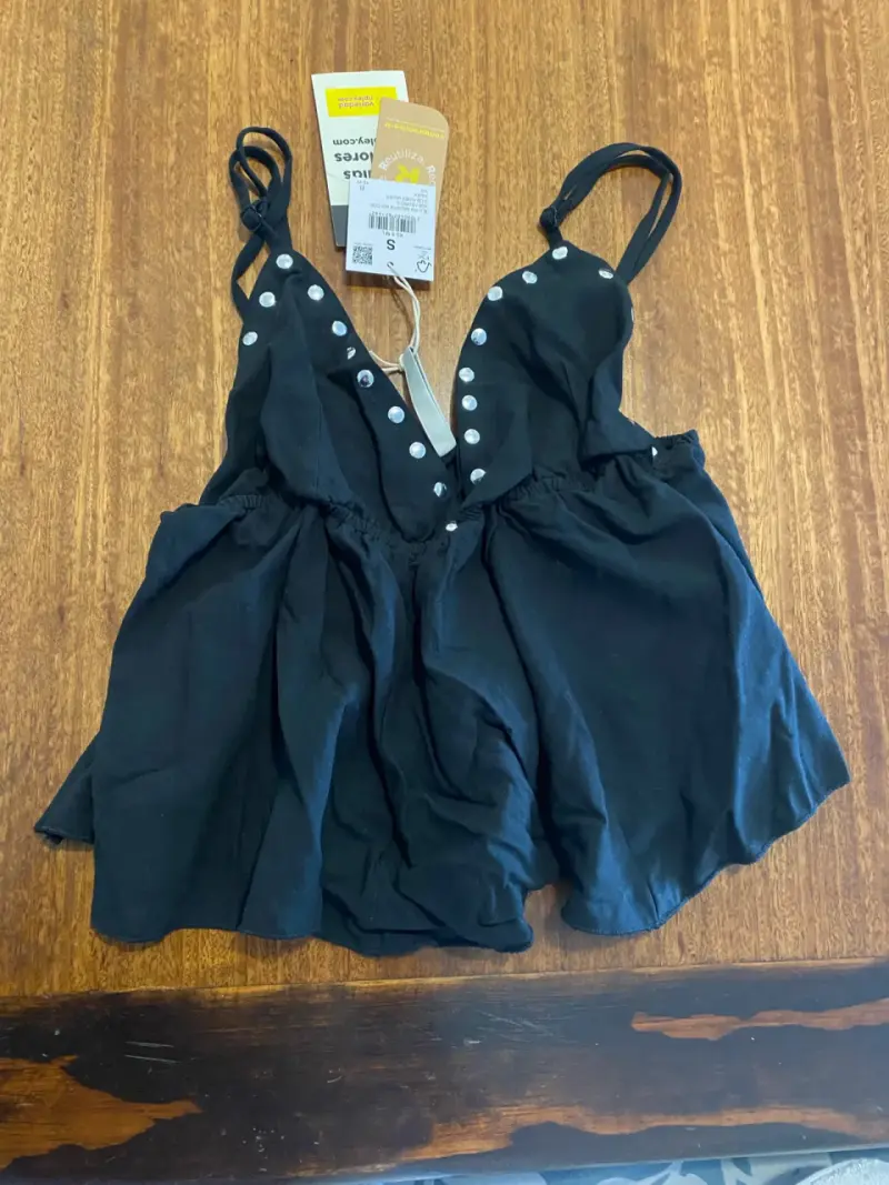 Top negro con detalles de botones