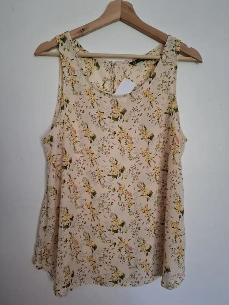 Blusa sin mangas floral beige - 2