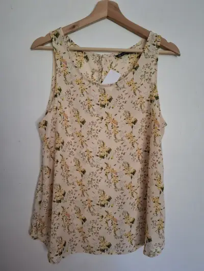 Blusa sin mangas floral beige - miniatura 2