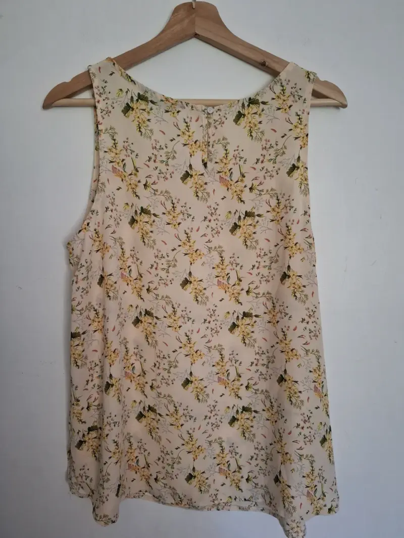 Blusa sin mangas floral beige - 3