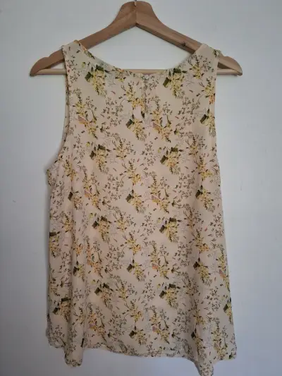 Blusa sin mangas floral beige - miniatura 3