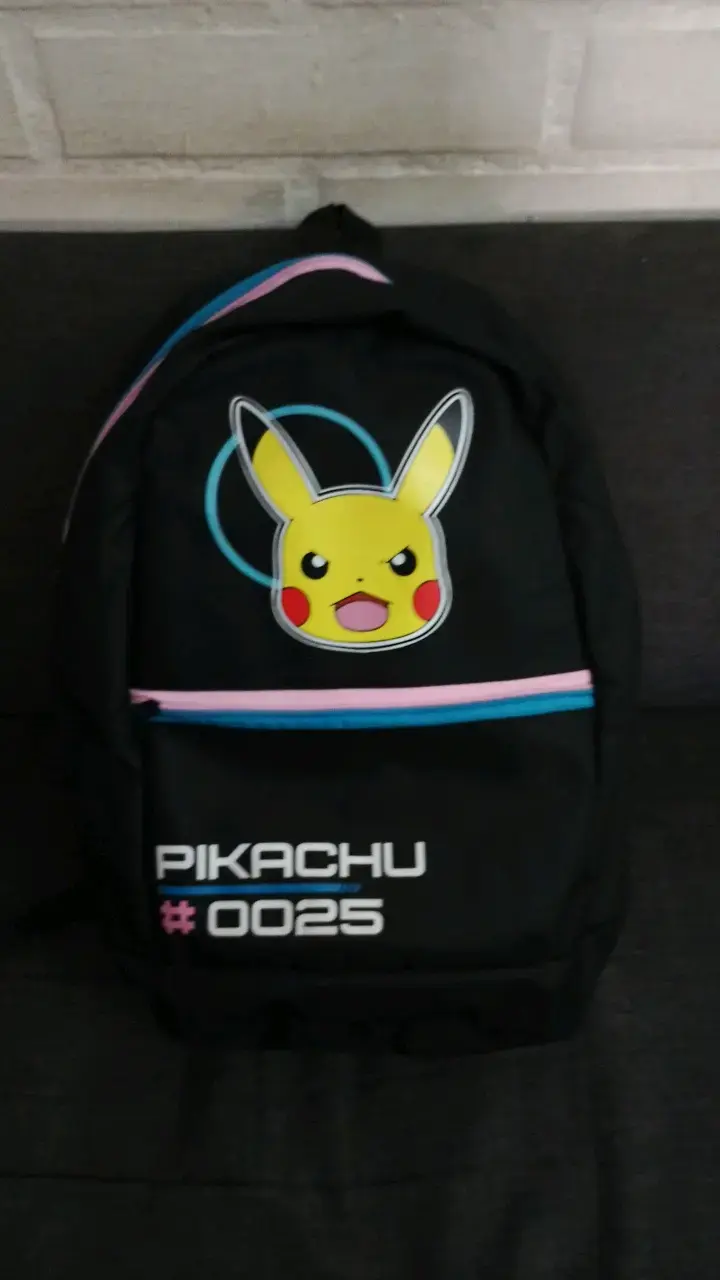 Mochila Pikachu Negra con Diseño Colorido - 1