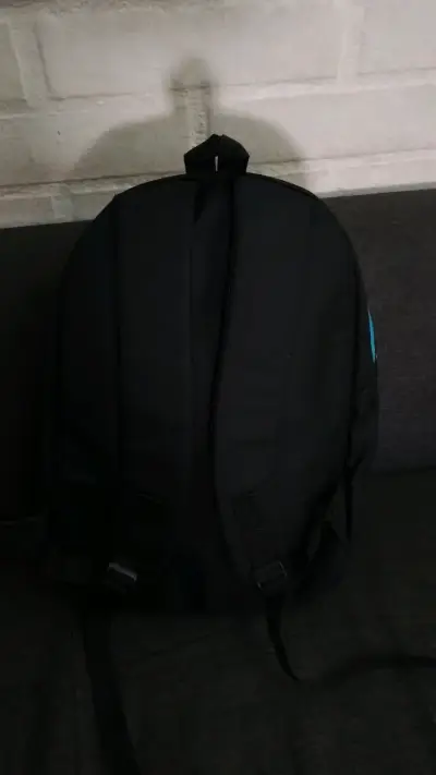 Mochila Pikachu Negra con Diseño Colorido - miniatura 2
