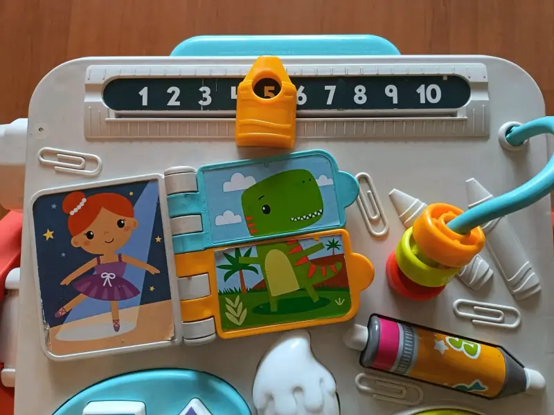 Mesa de actividades para niños con juegos interactivos - 1