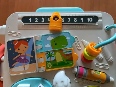 Mesa de actividades para niños con juegos interactivos - miniatura 1
