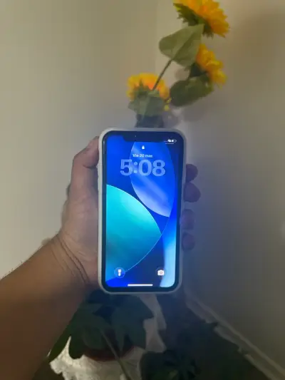 iPhone 11 en buen estado - miniatura 1