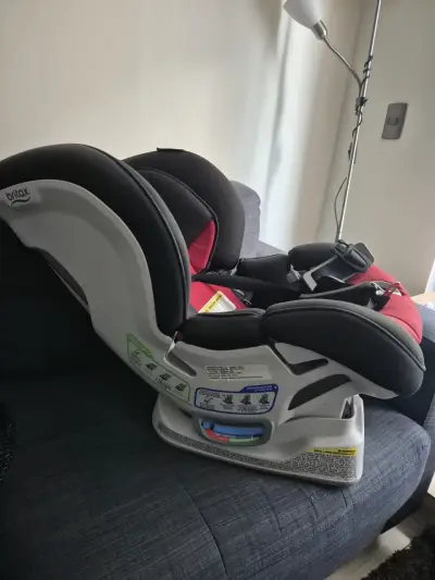 Silla de auto para bebé Britax roja y negra - miniatura 1