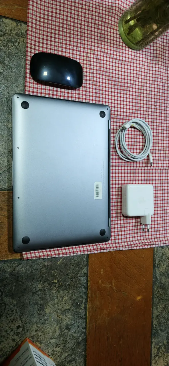 MacBook Pro con cargador y mouse - 1