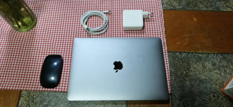 MacBook Pro con cargador y mouse - 2