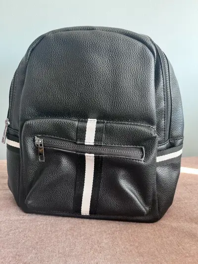 Mochila negra de cuero sintético - miniatura 1