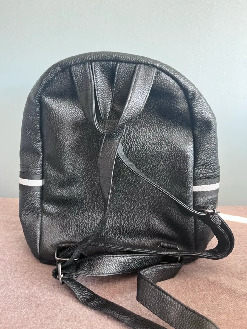 Mochila negra de cuero sintético - 2