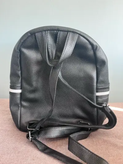 Mochila negra de cuero sintético - miniatura 2
