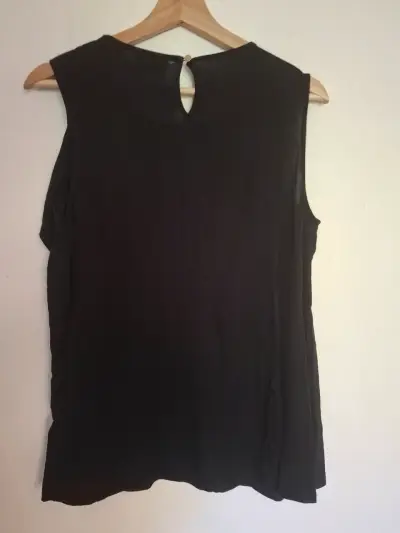 Blusa negra sin mangas elegante - miniatura 3