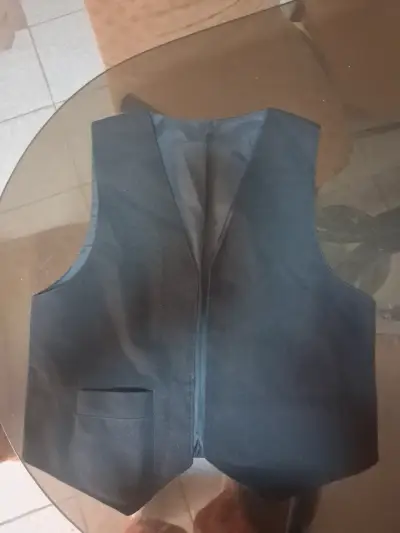 Chaleco formal negro con pañuelo morado - miniatura 1