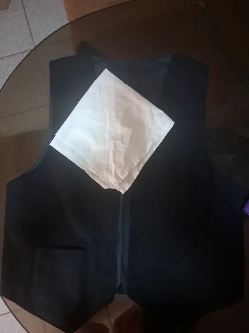 Chaleco formal negro con pañuelo morado - 2
