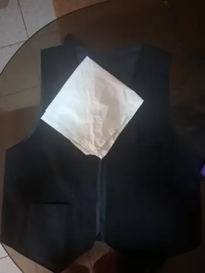 Chaleco formal negro con pañuelo morado - miniatura 2