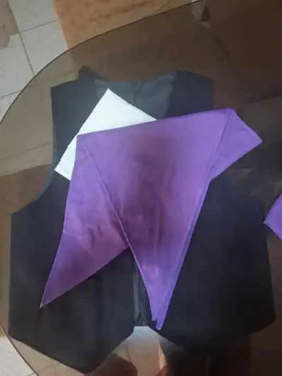 Chaleco formal negro con pañuelo morado - miniatura 3