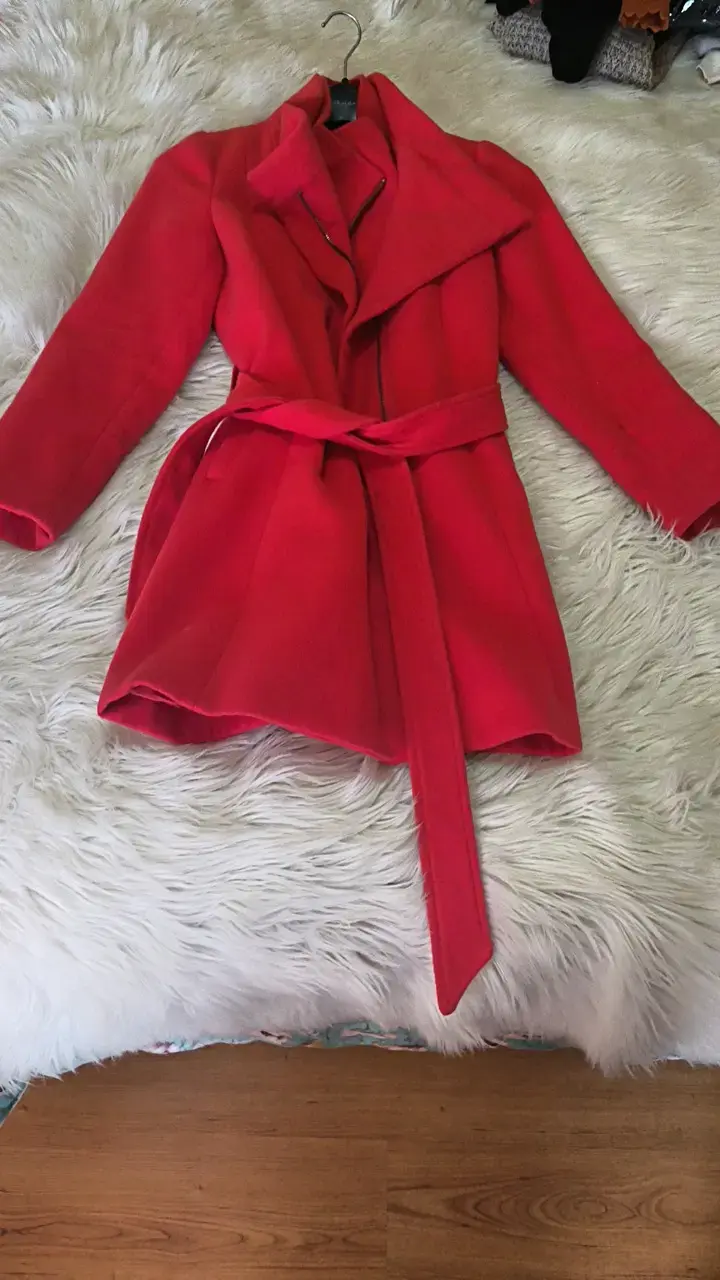 Abrigo rojo con cinturón para mujer - 1
