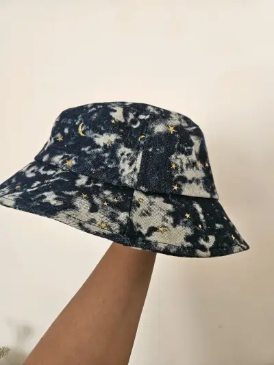Sombrero de mezclilla con estampado de estrellas - miniatura 1