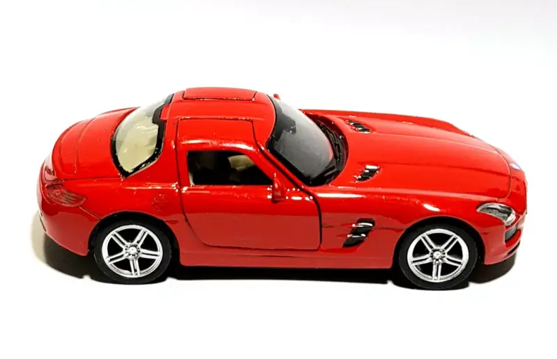 Auto a escala Mercedes-Benz SLS AMG rojo de 12cm. - 1
