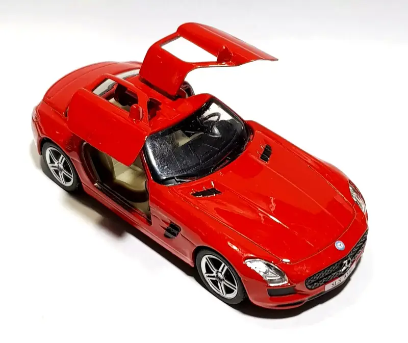 Auto a escala Mercedes-Benz SLS AMG rojo de 12cm. - 3