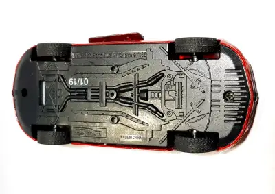 Auto a escala Mercedes-Benz SLS AMG rojo de 12cm. - miniatura 4