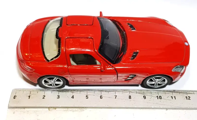 Auto a escala Mercedes-Benz SLS AMG rojo de 12cm. - 6
