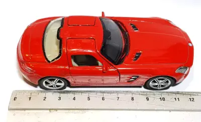Auto a escala Mercedes-Benz SLS AMG rojo de 12cm. - miniatura 6