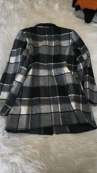 Abrigo de cuadros negro y blanco para mujer - miniatura 2