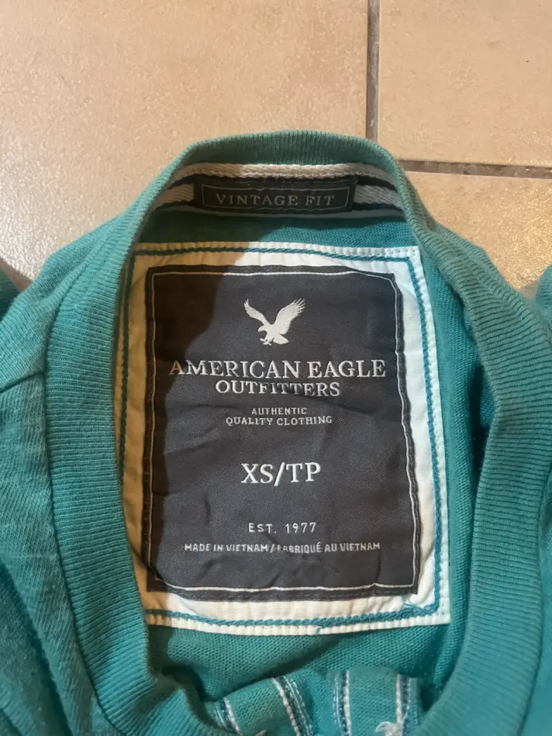 Polera verde American Eagle con diseño vintage - 2