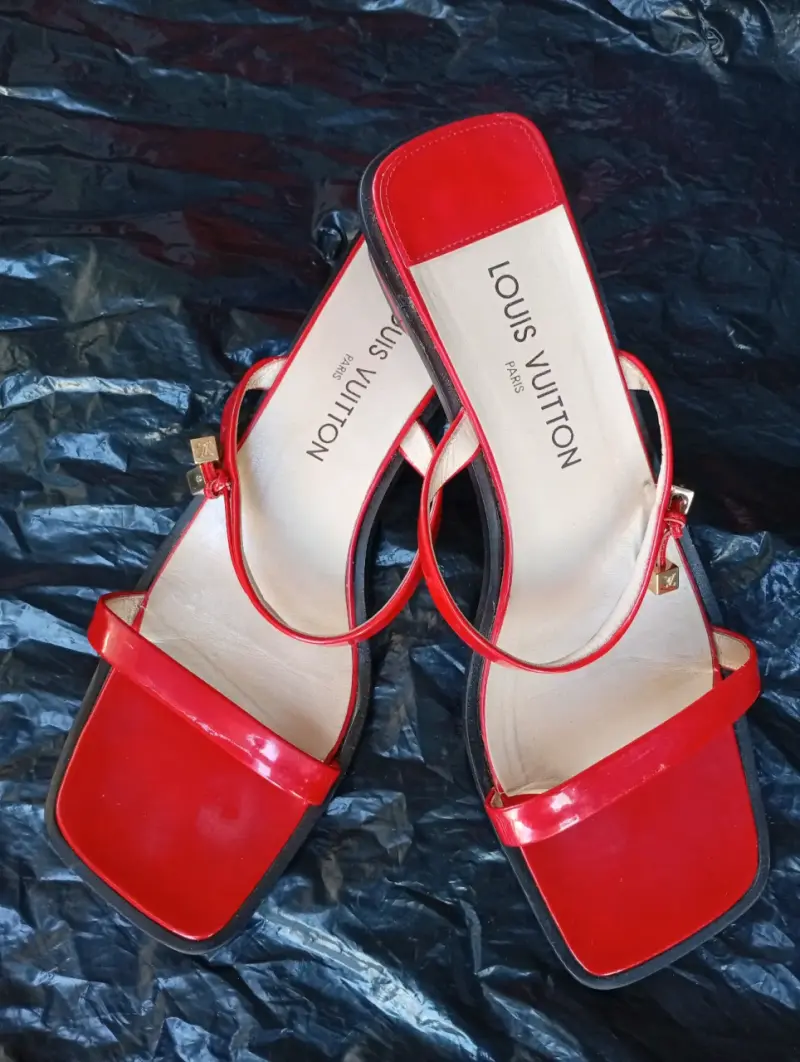 Sandalias rojas Louis Vuitton elegantes - 1