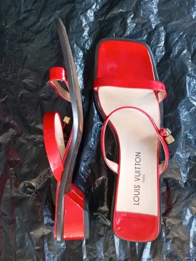 Sandalias rojas Louis Vuitton elegantes - miniatura 2