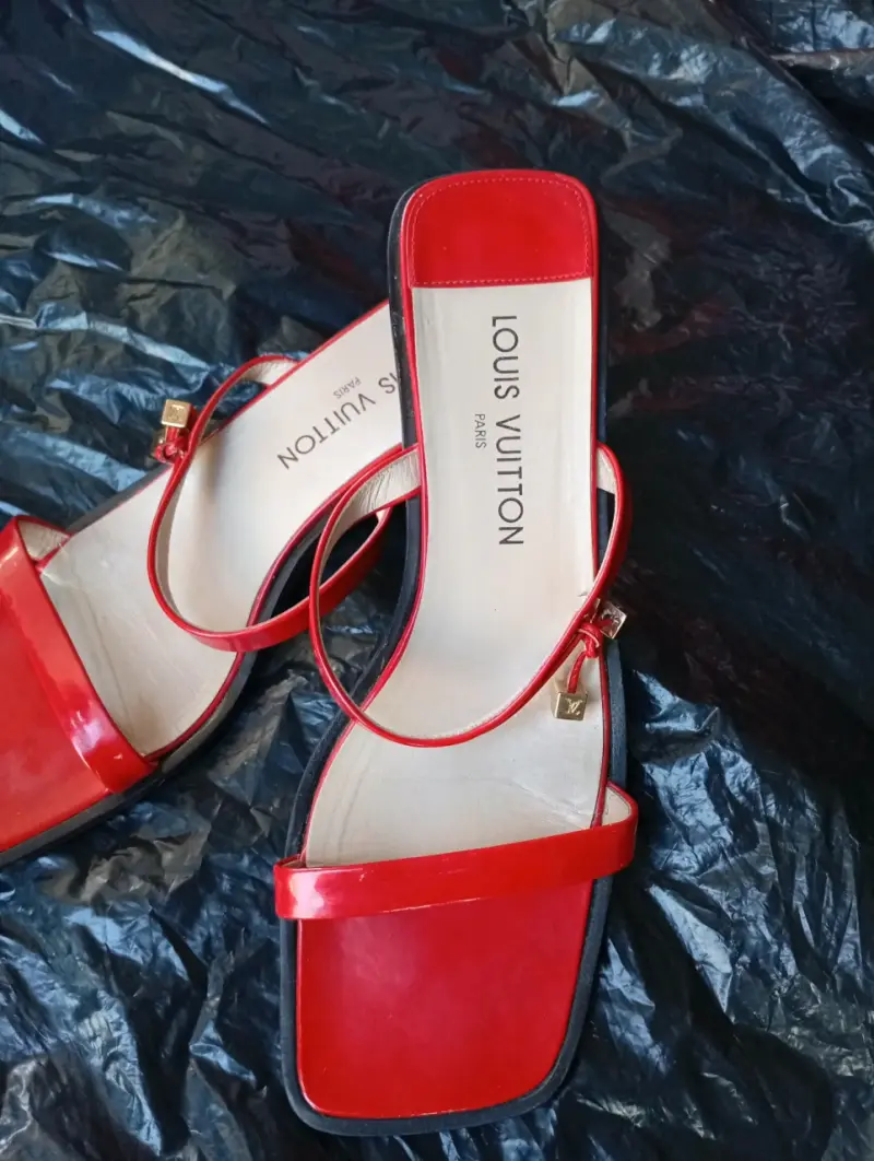 Sandalias rojas Louis Vuitton elegantes - 3