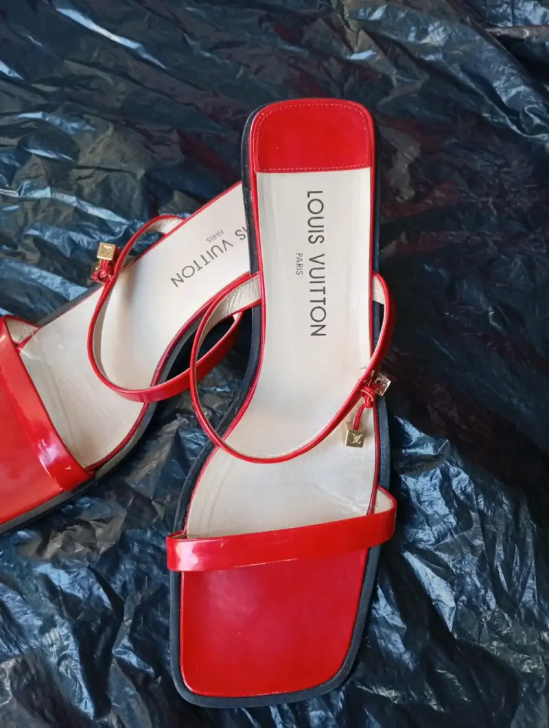 Sandalias rojas Louis Vuitton elegantes - 4