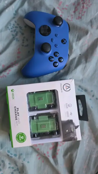 Control Xbox azul con kit de carga PowerA - miniatura 1