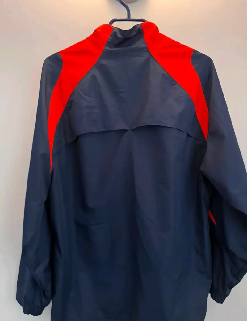 Chaqueta deportiva Under Armour azul y roja - 2