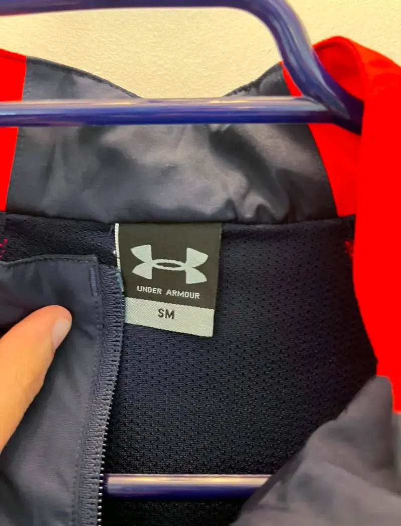 Chaqueta deportiva Under Armour azul y roja - 3