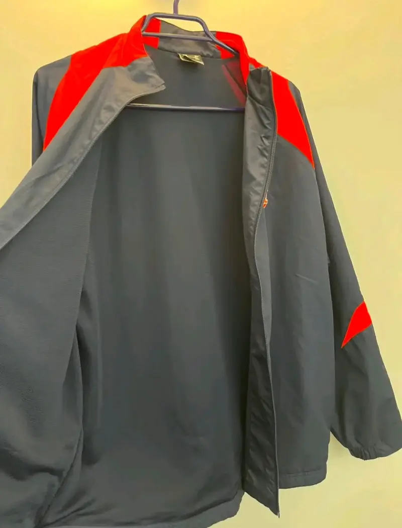 Chaqueta deportiva Under Armour azul y roja - 4