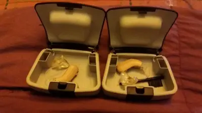 Audífonos A&M Hearing con estuche - miniatura 1